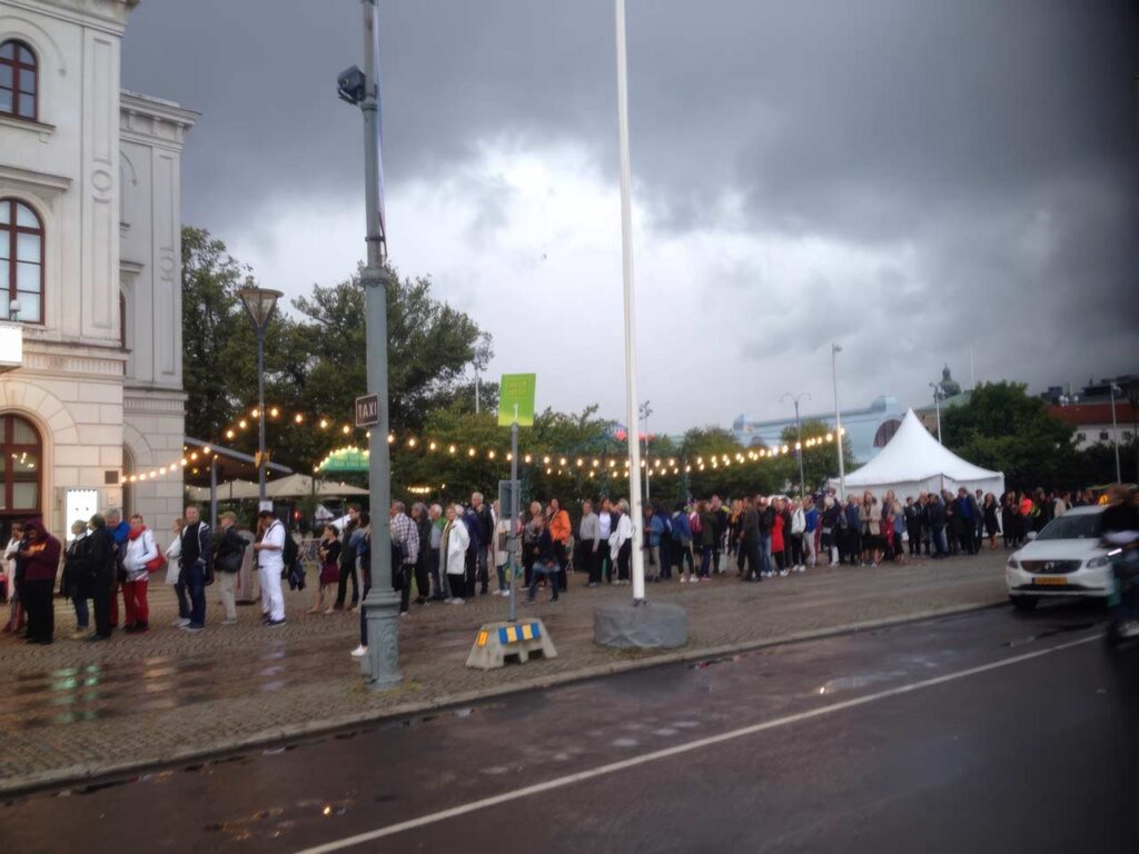 Lång kö utanför Stora Teatern, foto: Vanessa Labañino