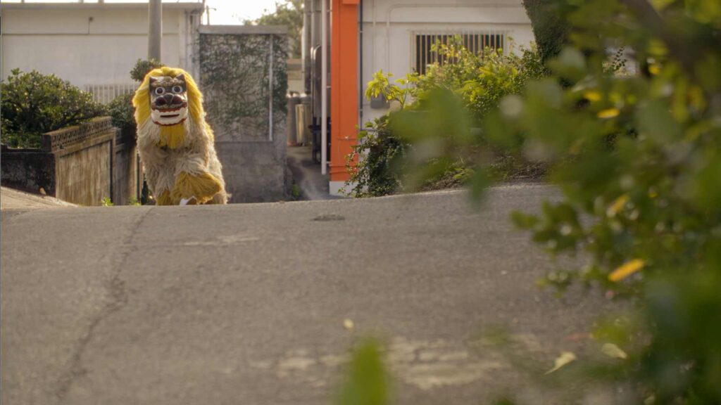 En lejonhund vandrar på en gata på Okinawa.