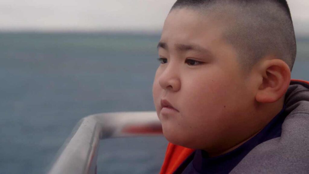 En pojke tittar ut mot havet