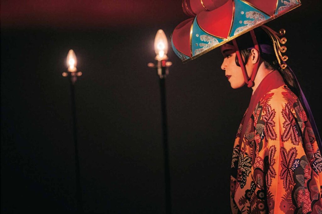 Foto från liveföreställningen UMUI - Guardians of Traditions, en dansare i traditionell dräkt från Okinawa